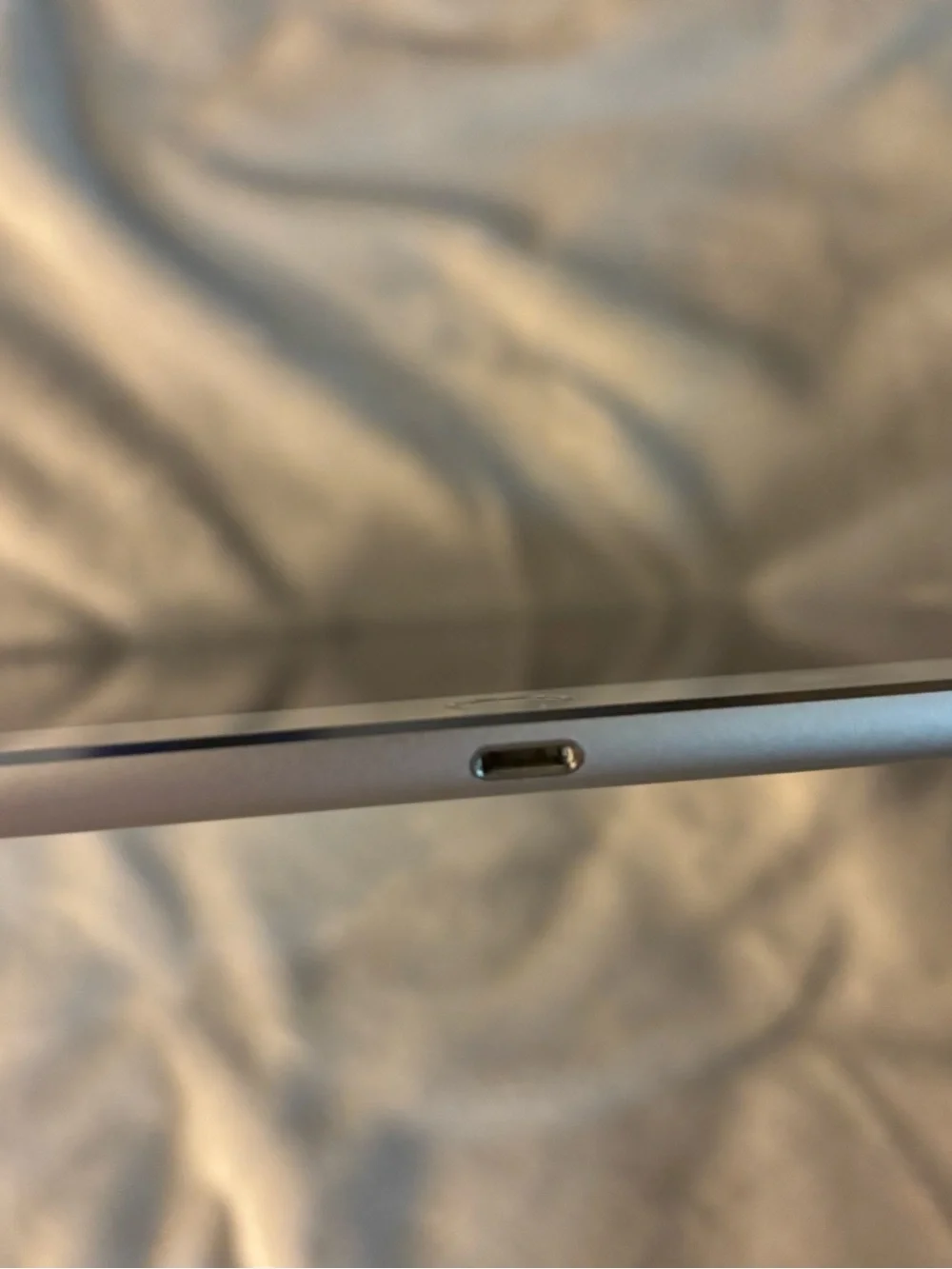 Apple iPad Pro 12.9-inch 1st Gen in Silver w/ Apple Lightning USB Cable